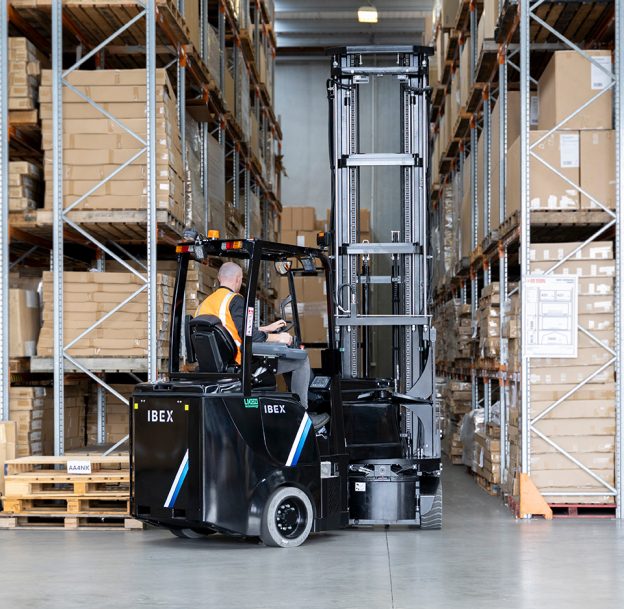 LR_IBEX_Articulated-Truck_In-Context-12